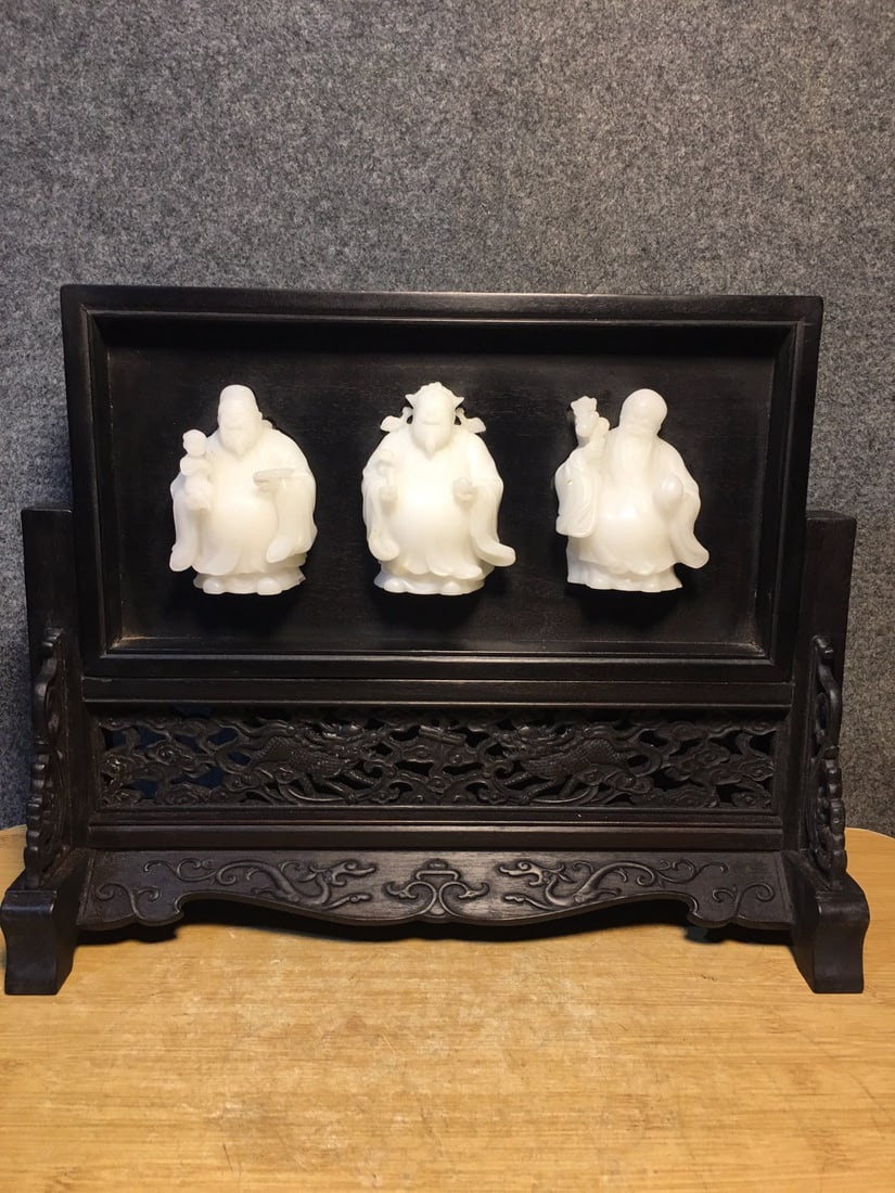 Rosewood Inlaid Jade Screen: A rosewood screen inlaid with jade, 41 cm long, 14 cm wide, 33 cm high, weighing 2710 grams. Provenance:The Property of a Gentleman in Hampshire, United Kingdom, acquired in the 1990s. Our cooperative