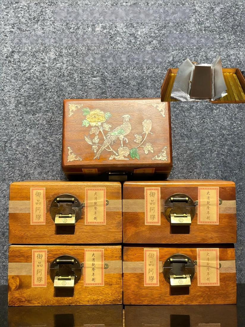 Premium donkey-hide gelatin in a rosewood box (1 of 9)