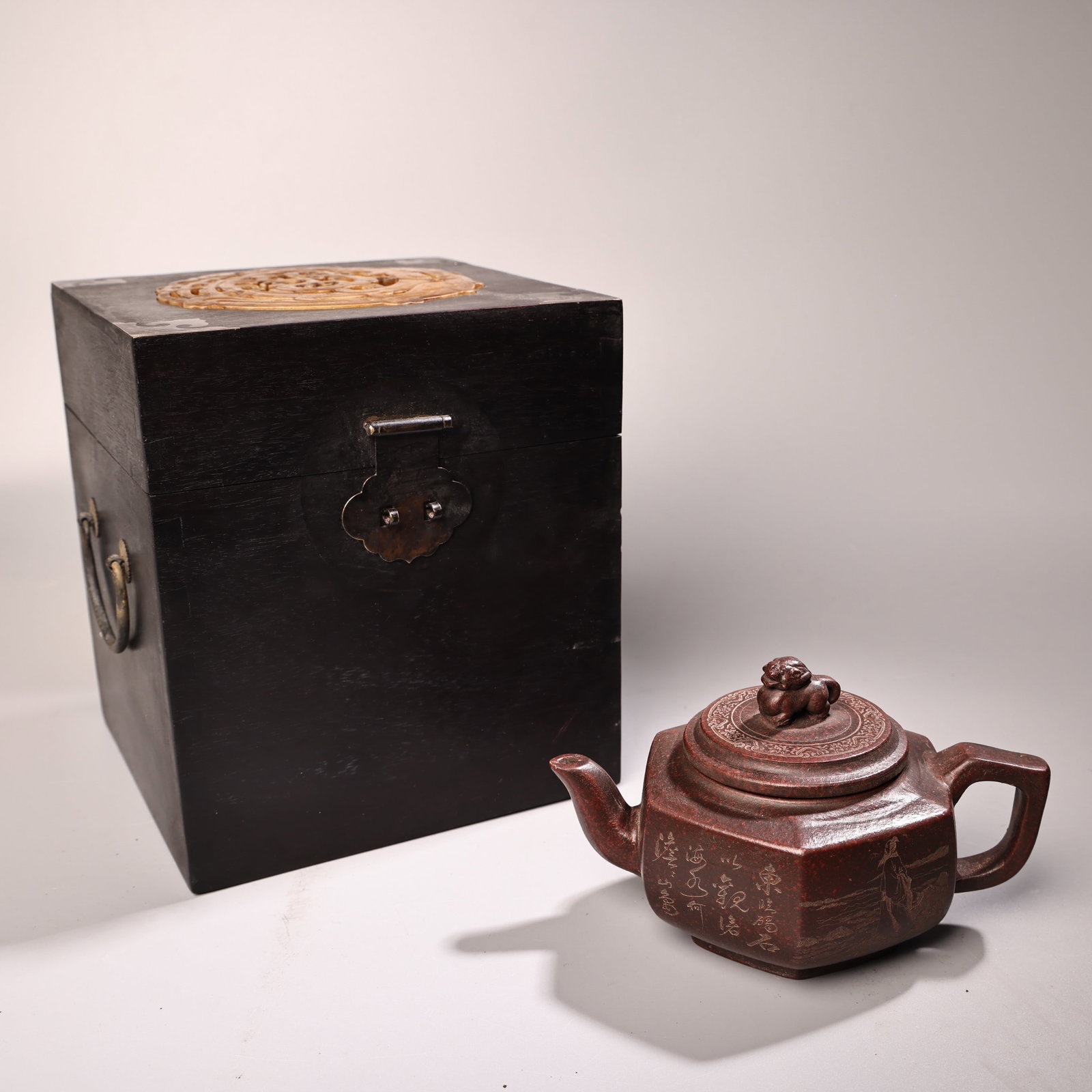 A rare, 68-year-old, original-style, high-grade Zisha teapot made from raw ore by Gu Jingzhou, from: Rare antique, 68-year-old, original factory period, Gu Jingzhou original ore high-grade purple clay teapot, purely handmade, exquisite craftsmanship, beautiful design, weighs 260 grams, height 9 cm, w
