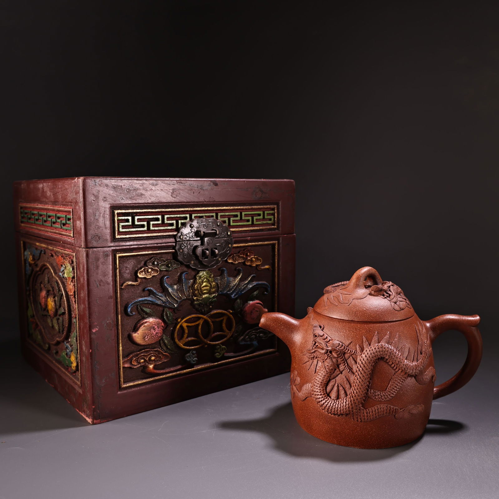 pot: Treasured Collection Teapot Provenance:Private collection from a professor in University of Oxford. Our cooperative logistics services provider expertly handles both domestic and global shipping arran