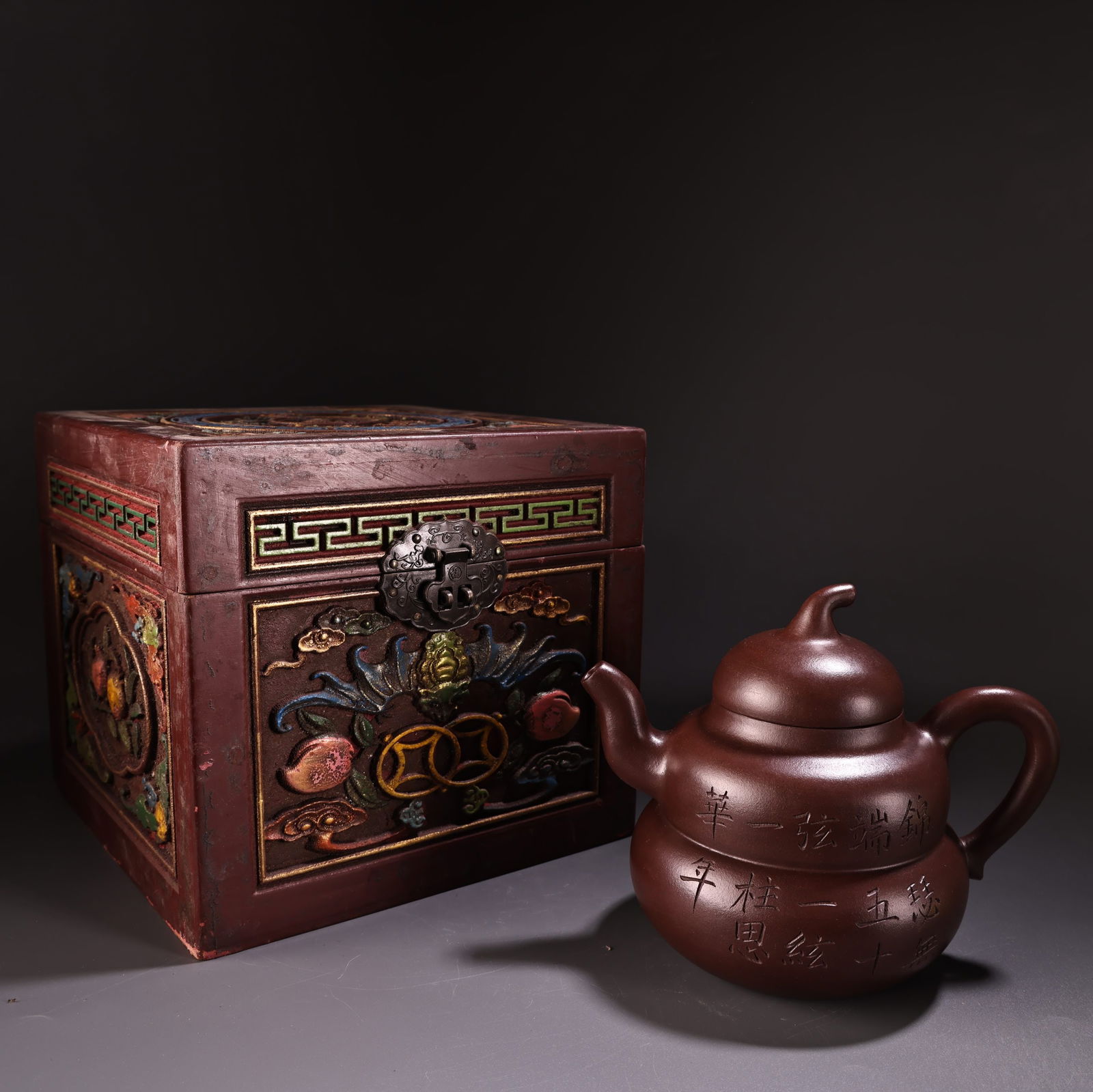 pot: Treasured Collection Teapot Provenance:Private collection from a professor in University of Oxford. Our cooperative logistics services provider expertly handles both domestic and global shipping arran