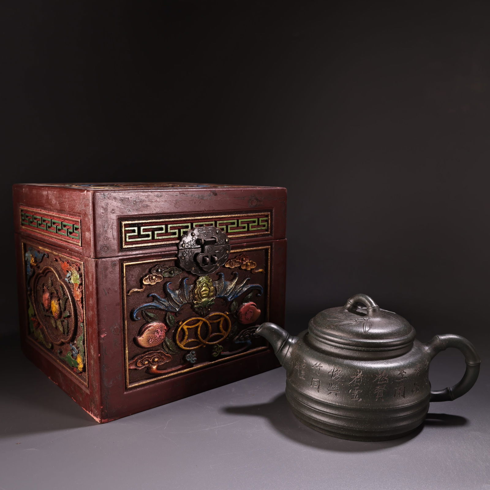 pot: Treasured Collection Teapot Provenance:Private collection from a professor in University of Oxford. Our cooperative logistics services provider expertly handles both domestic and global shipping arran