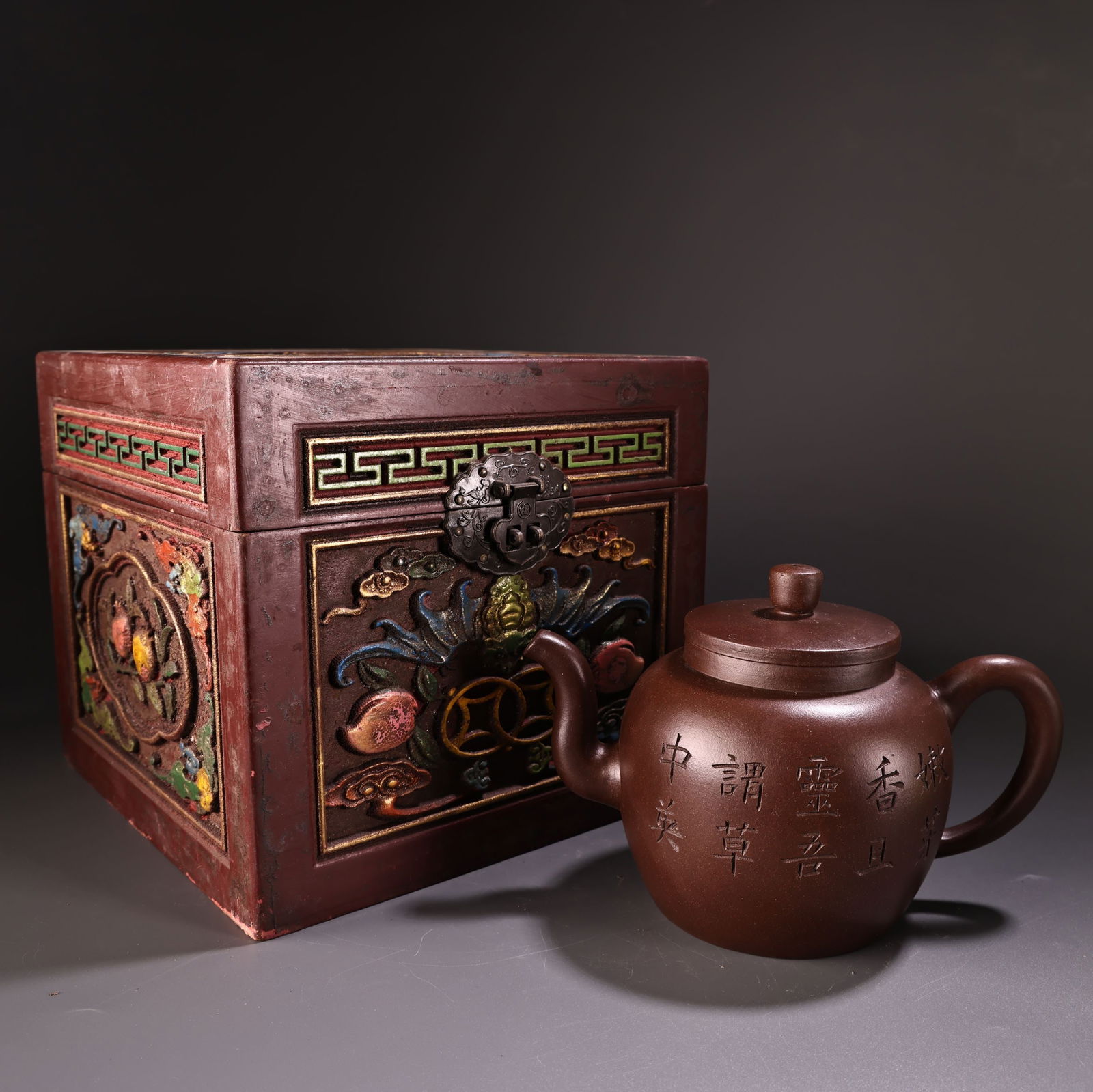 pot: Treasured Collection Teapot Provenance:From an old private collection in Cotswold, United Kingdom.? Our cooperative logistics services provider expertly handles both domestic and global shipping arran