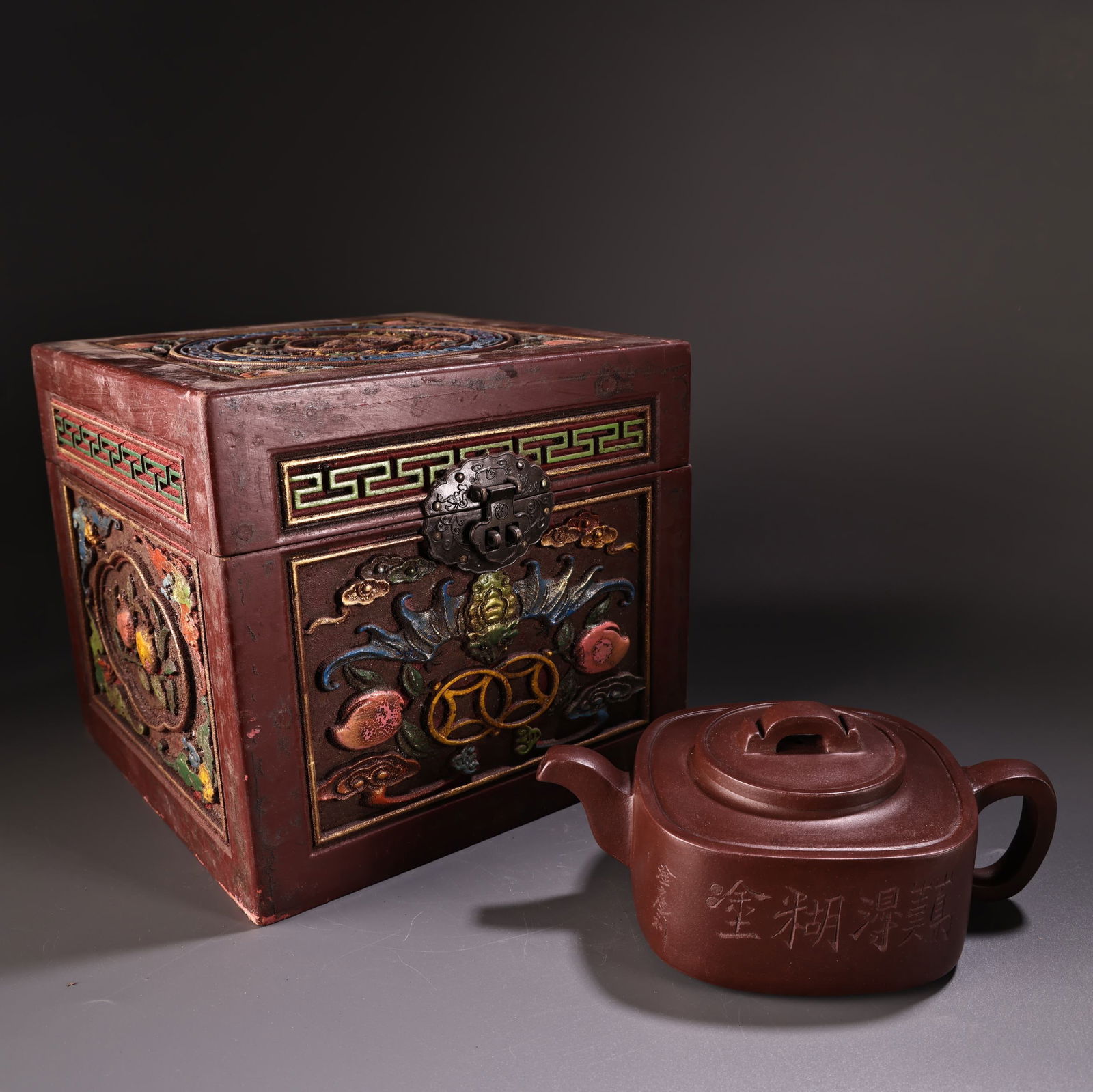 pot: Treasured Collection Teapot Provenance:From an old private collection in Cotswold, United Kingdom.? Our cooperative logistics services provider expertly handles both domestic and global shipping arran