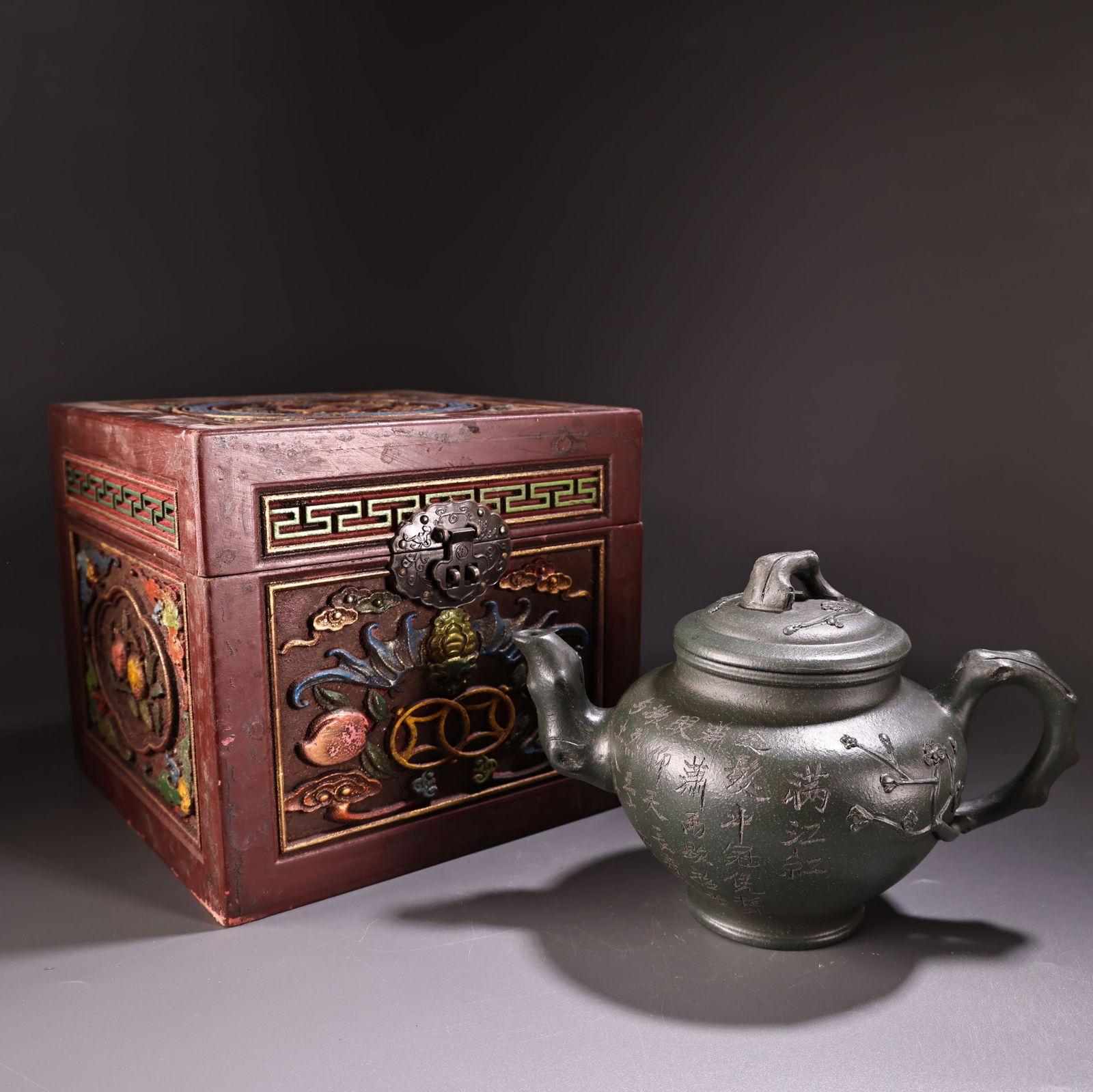 pot: Treasured Collection Teapot Provenance:From an old private collection in Cotswold, United Kingdom.? Our cooperative logistics services provider expertly handles both domestic and global shipping arran