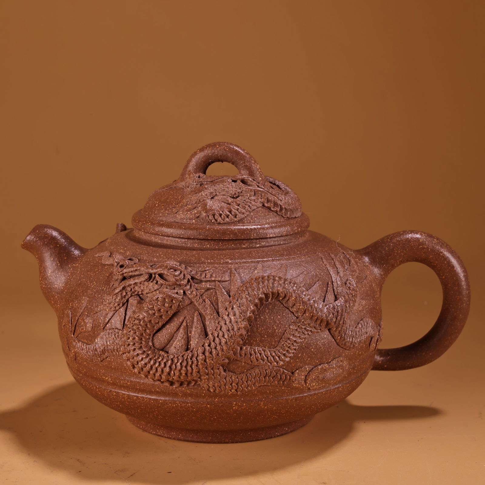 A fine antique handmade Zisha teapot from a rare collection.: A fine antique handmade Yixing teapot, a rare find from a collector's collection. Exquisite craftsmanship, beautiful shape, weighing 400 grams, 10 cm high, and 15.5 cm wide. Provenance:From an old pri