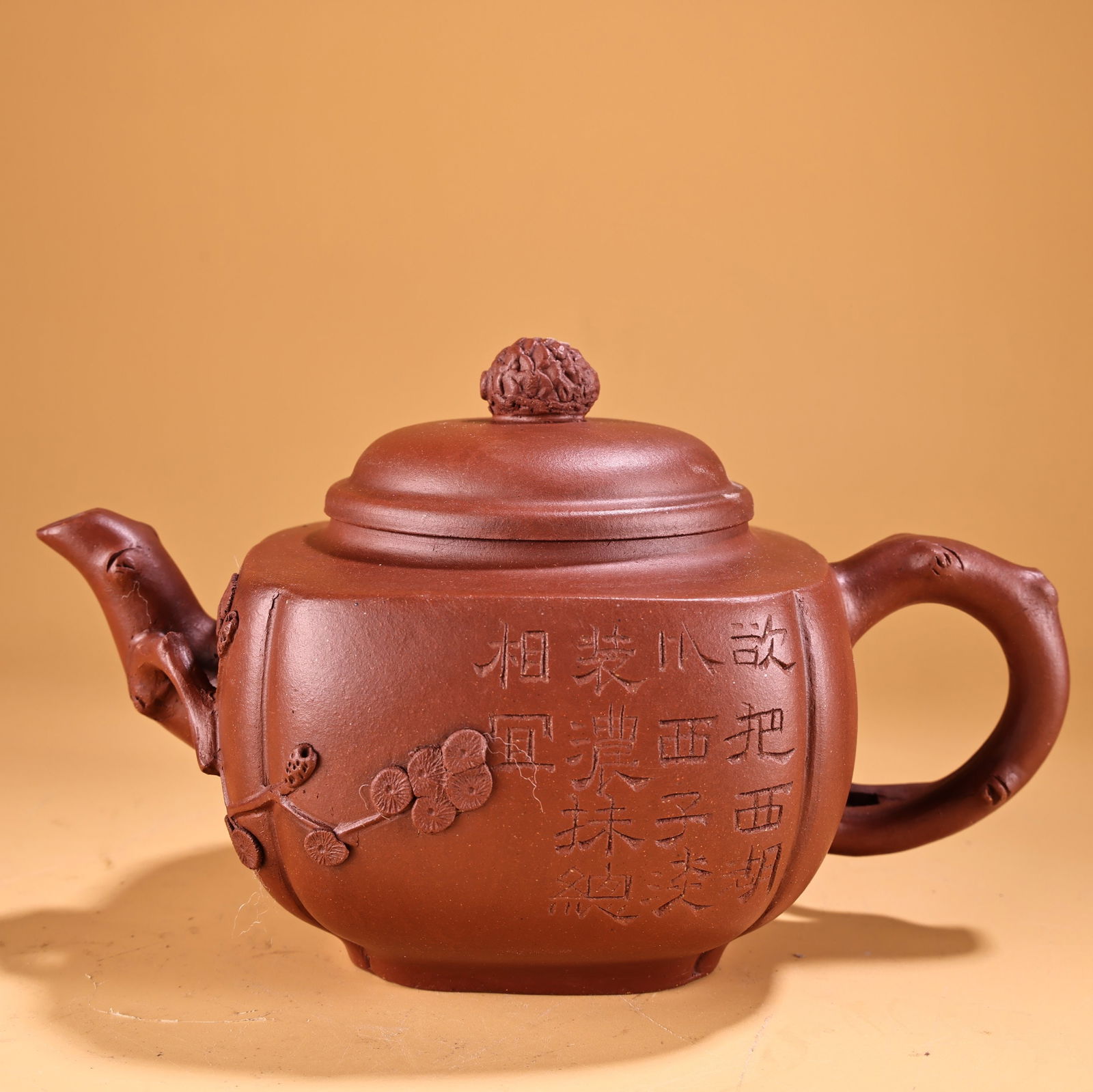 A fine antique handmade Zisha teapot from a rare collection.: A fine antique handmade Zisha teapot, from a rare collection. Exquisite craftsmanship, beautiful shape, weighing 520 grams, 11 cm high and 19 cm wide. Provenance:From an old private collection in Cots