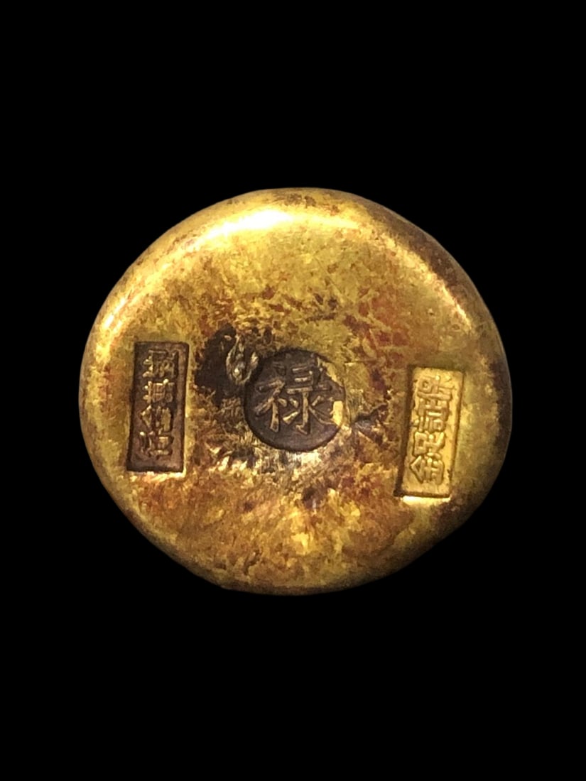 Solid gilded gold ingot, with a warm and delicate patina, finely crafted. Length 4.5cm, Width 1cm. (1 of 6)