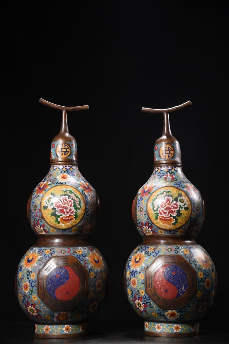A pair of extra-large cloisonne gourds for warding off evil spirits (1 of 9)