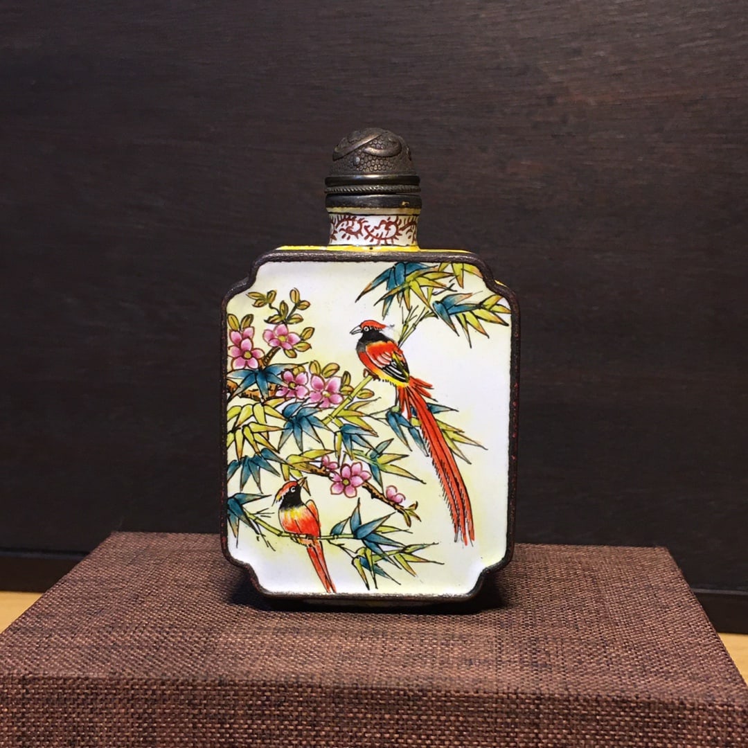 Copper-bodied painted enamel snuff bottle (1 of 9)