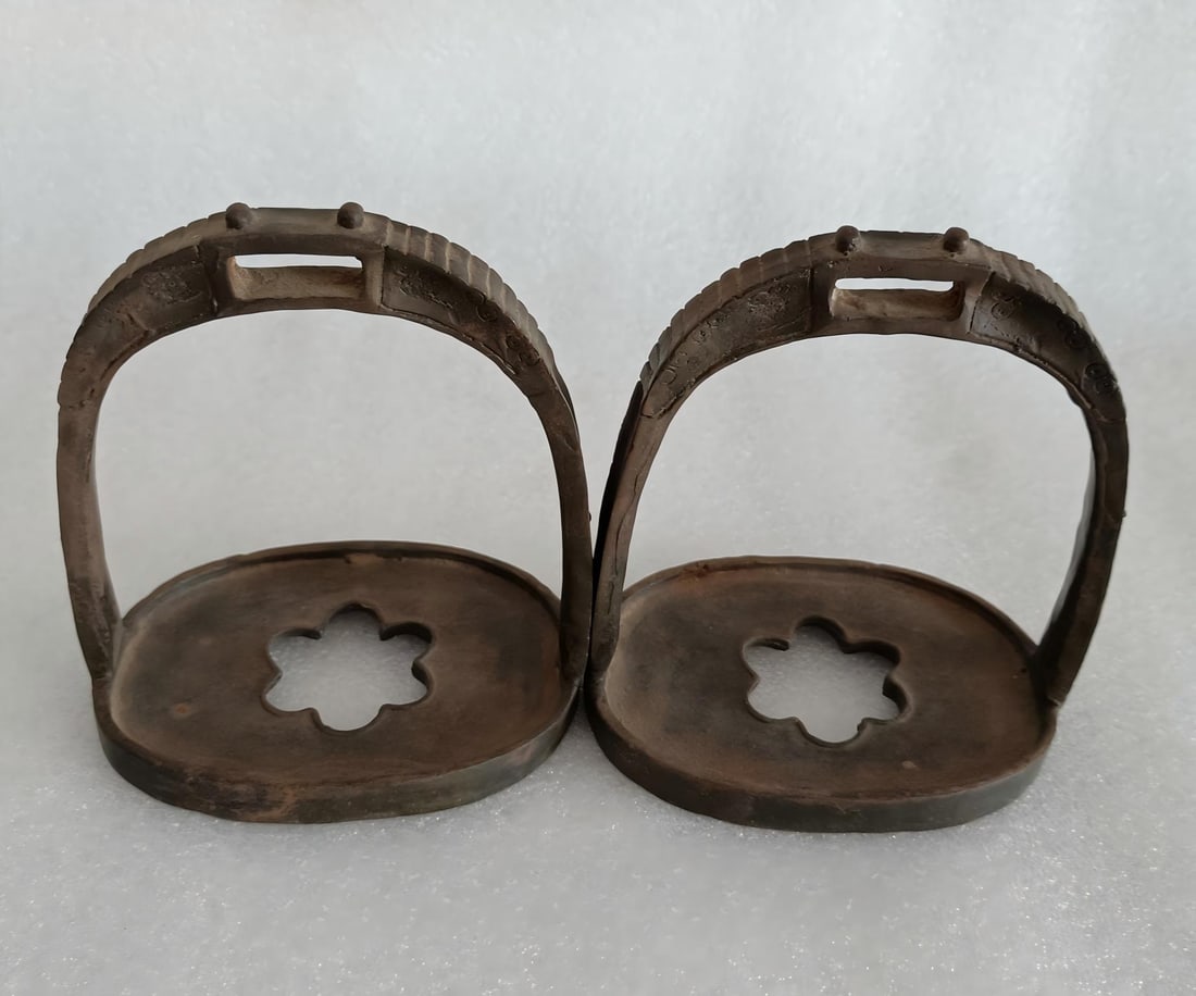 Old horse stirrups made of brass from the Qing Dynasty: Qing Dynasty antique horse stirrup, made of brass, well-preserved, finely crafted, with a thick patina, 13x12cm Provenance:Private collection from a professor in University of Glasgow. Our cooperative
