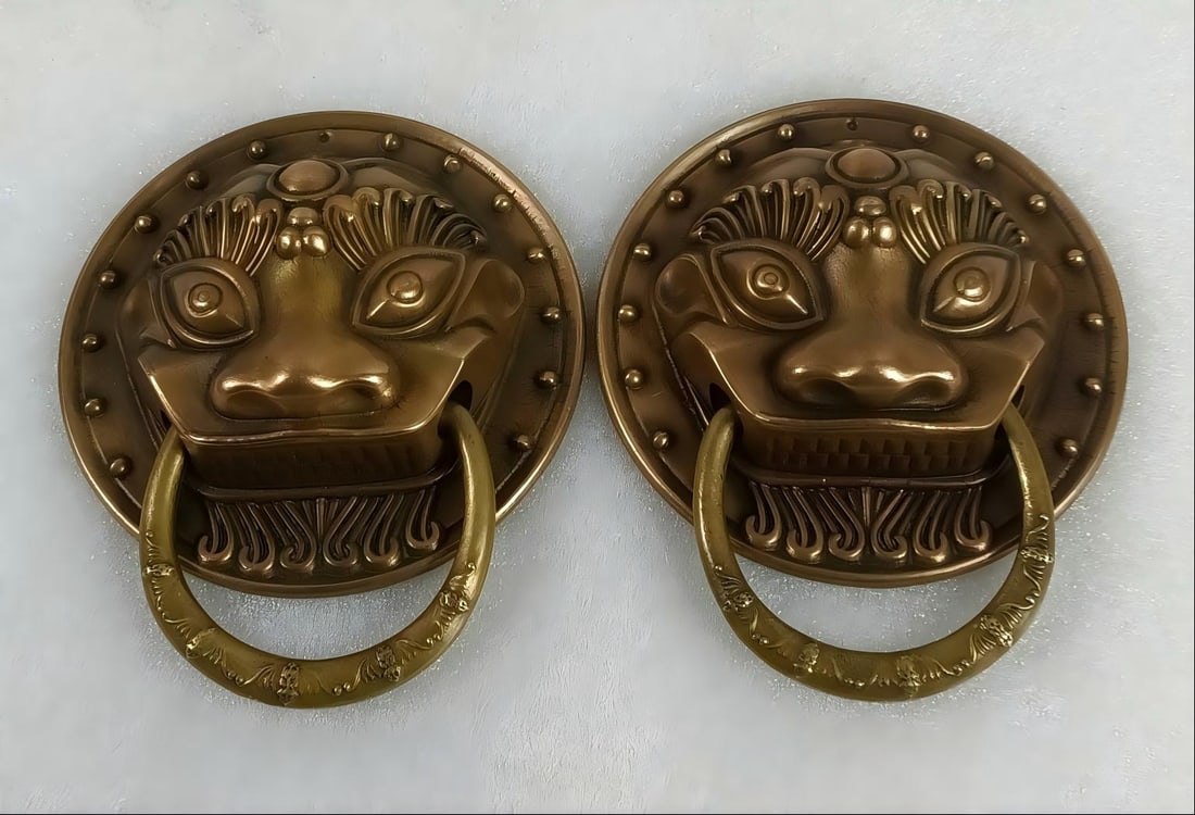Qing Dynasty brass door handles: A single brass door handle from the Qing Dynasty has a diameter of 13cm and weighs 800g. Provenance:Private collection from a professor in University of Glasgow. Our cooperative logistics services pro