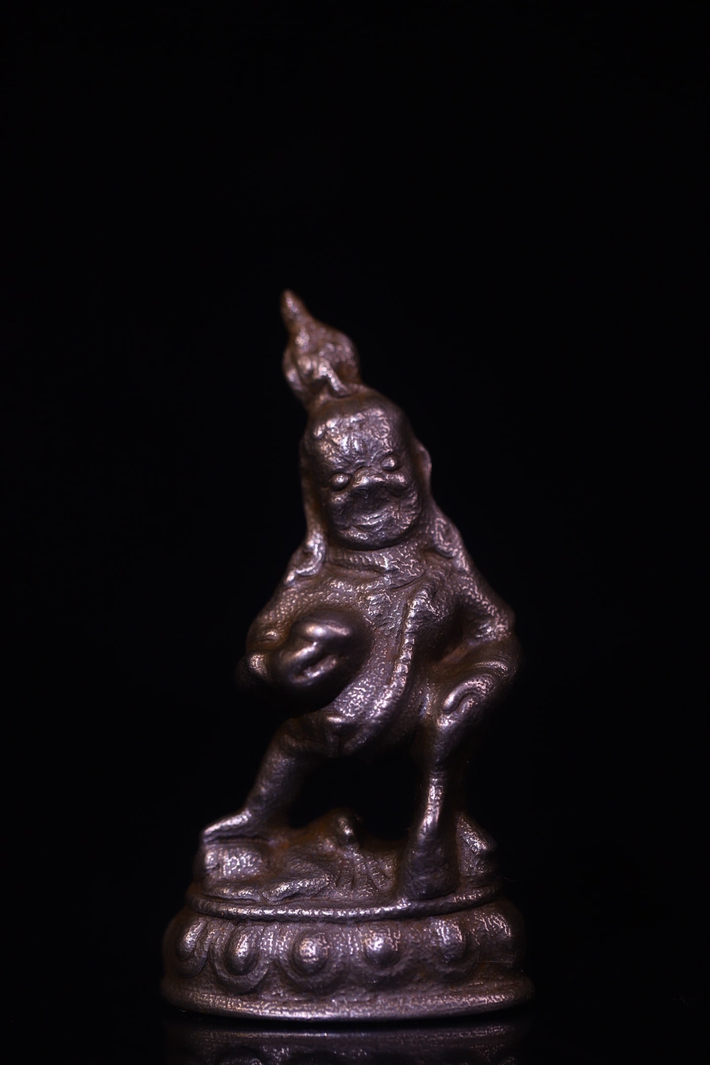 The black God of Wealth, hand-carved by the meteorite iron, shows obvious signs of wear.: The black God of Wealth, hand-hammered and chiseled by Tian Tie, shows obvious signs of wear. It is 9 cm high, 4.5 cm wide, and weighs approximately 200g. Provenance:Private collection of a retired