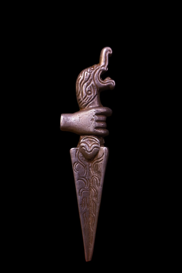 Tibetan Tian Tie craftsmanship, hand-carved, Vajra hoe, a sacred ritual implement.: A Tibetan Buddhist ritual implement, handcrafted from meteorite iron and engraved with a vajra hoe, 19 cm high, 4.5 cm in diameter, and weighing approximately 300 g. Provenance:Private collection of