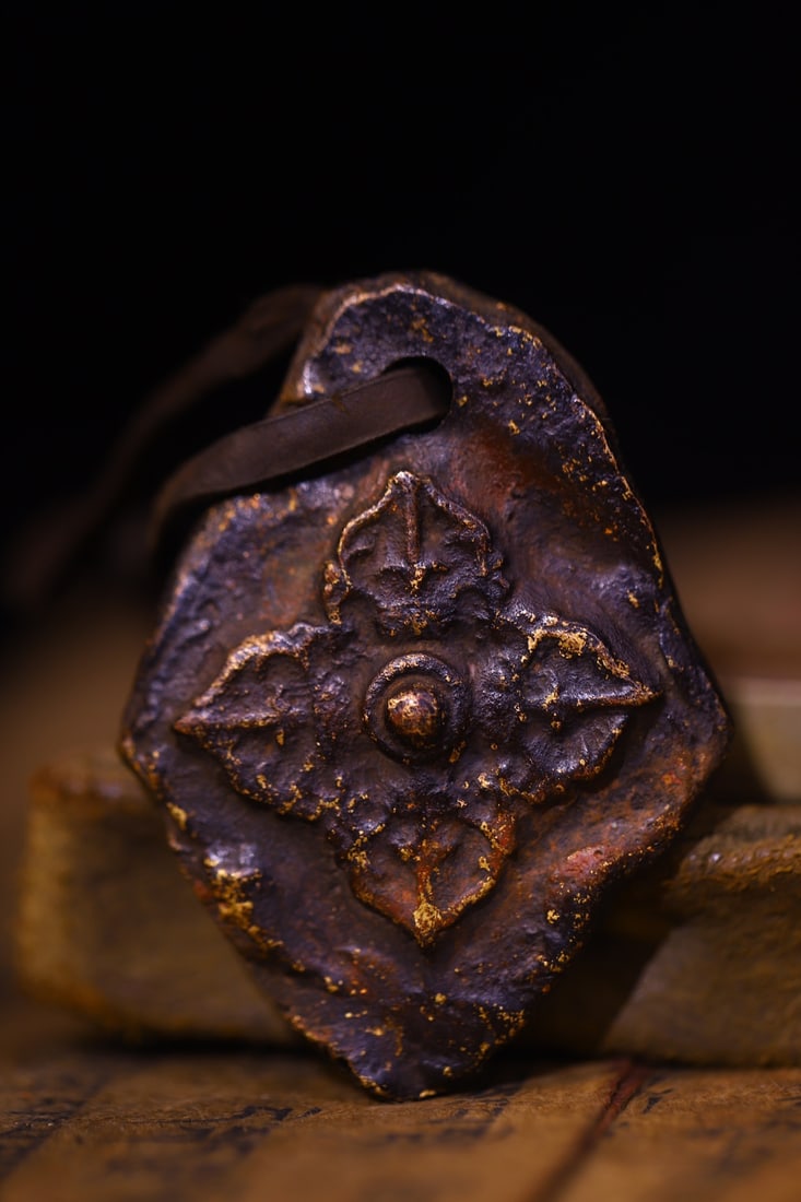 Copper-bodied, hand-hammered and engraved Buddha amulets: This copper-bodied, hand-hammered and engraved Buddha amulet measures 6 cm in height and 4 cm in width, weighing approximately 85 g. Provenance:Private collection of a retired doctor in Nottingham.