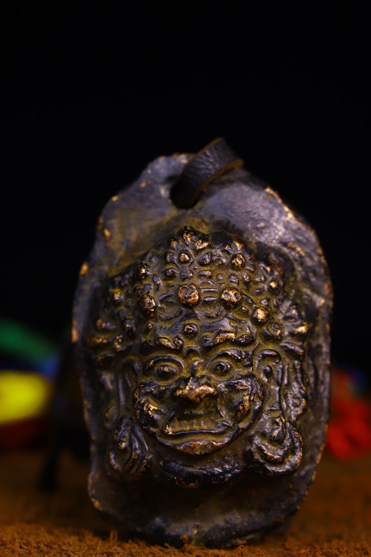 Copper-bodied, hand-hammered and engraved Buddha amulets: This copper-bodied, hand-hammered and engraved Buddha amulet measures 5.5 cm in height, 3.8 cm in width, and weighs approximately 135 g. Provenance:Private collection from a professor in Newcastle