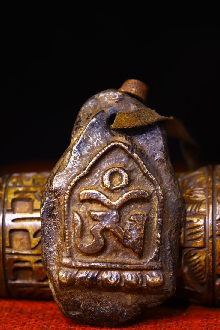 Copper-bodied, hand-hammered and engraved Buddha amulets: This copper-bodied, hand-hammered and engraved Buddha amulet measures 6.2 cm in height and 4 cm in width, weighing approximately 112 g. Provenance:Private collection from a professor in Newcastle