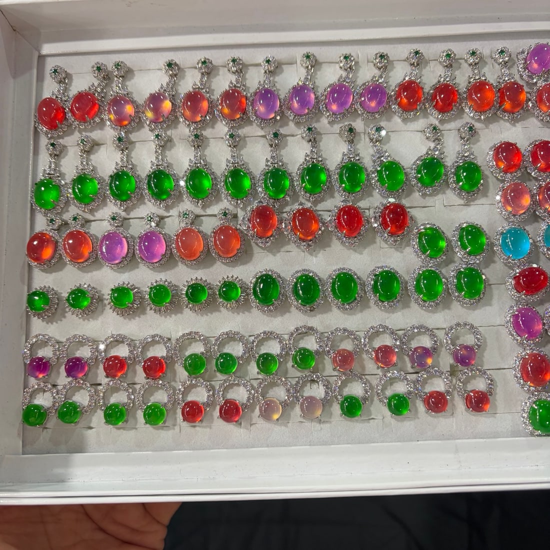 Jade-inlaid earrings: Jade-inlaid earrings Provenance:from the collection of George Stopher, Kent, purchased from P&M Waldo Antiques, London. Our cooperative logistics services provider expertly handles both domestic and g