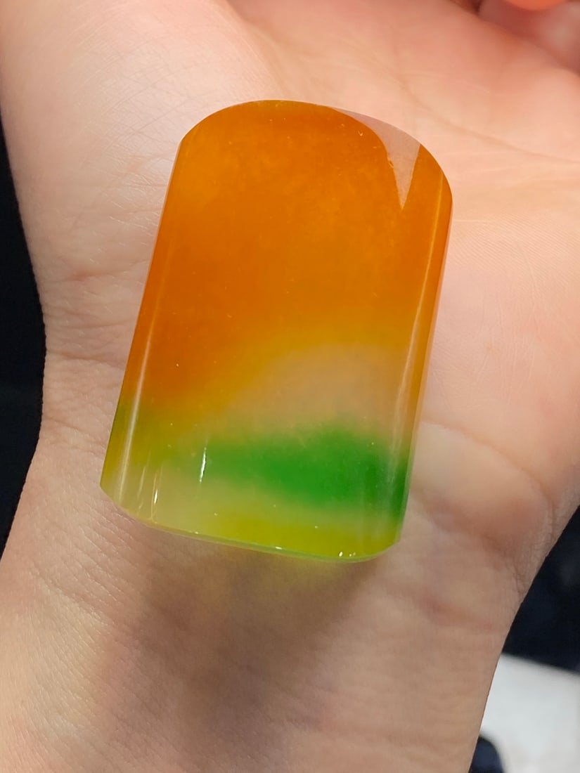 Jadeite pendant, icy type, yellow and green with flecks, "Nothing to Worry About": This jadeite pendant, made of icy yellow and green jadeite with a translucent and lustrous texture, is finely carved, thick and full, and of excellent quality. Provenance:from the collection of George