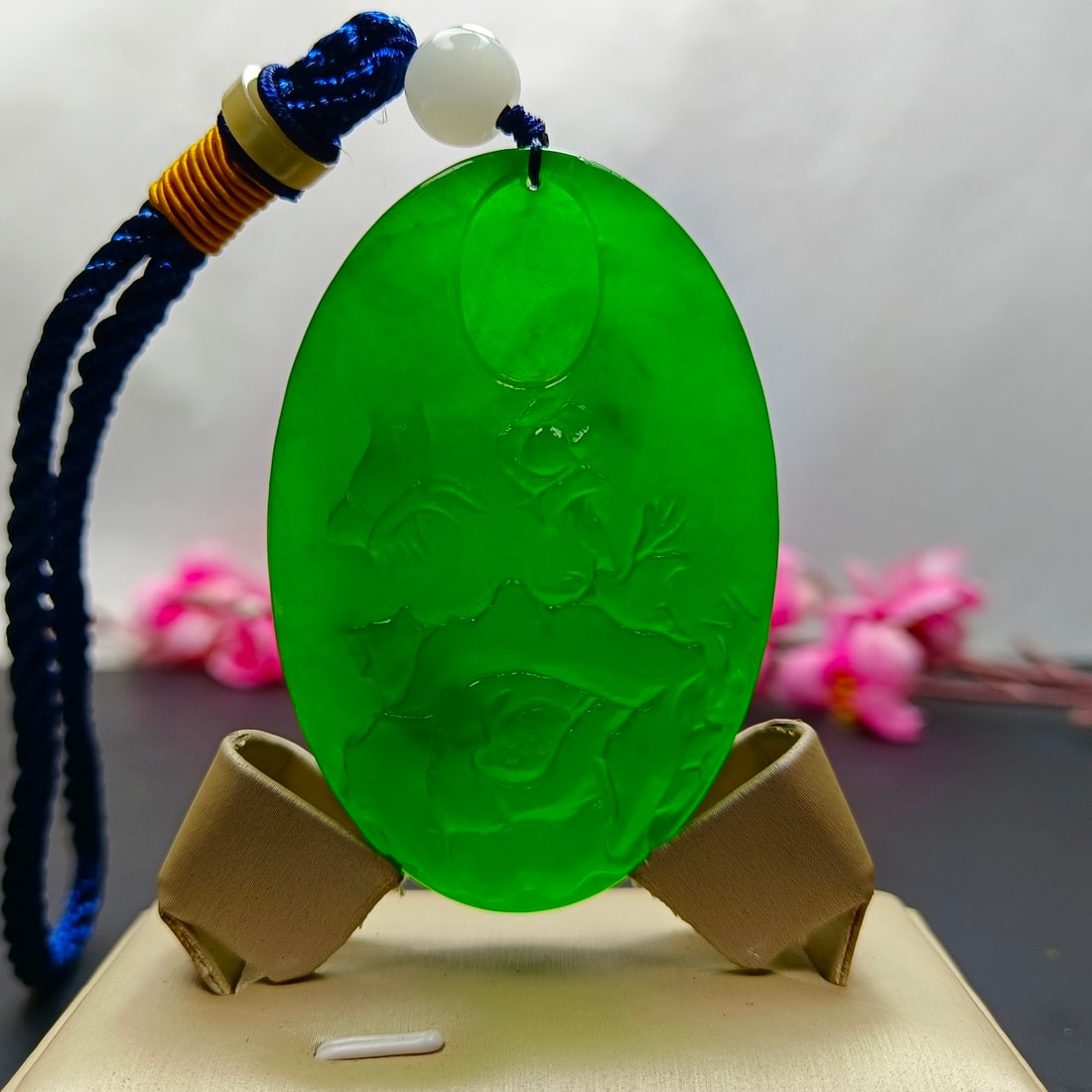 Top-grade dragon stone emerald jade hand-carved piece: Top-grade dragon stone emerald jadeite hand-carved piece, carved from a single piece of material, with excellent translucency and is absolutely perfect. Provenance:from the collection of George Stophe