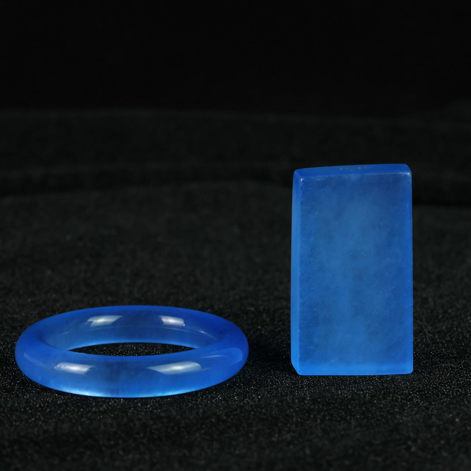 Perfectly crafted high-quality ice crystal carving [Peaceful Matter Plaque]: This perfectly crafted, high-quality ice-type jadeite pendant is exquisitely carved. The base is pure, rich, clean, and translucent with a strong fluorescent effect and excellent rigidity. It is icy a