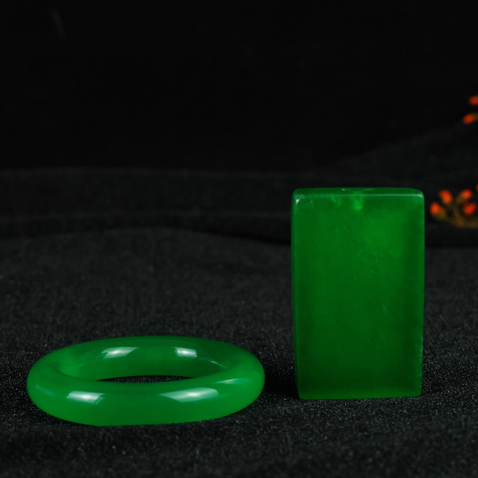 Perfectly crafted high-quality ice crystal carving [Peaceful Matter Plaque]: This perfectly crafted, high-quality ice-type jadeite pendant is exquisitely carved. The base is pure, rich, clean, and translucent with a strong fluorescent effect and excellent rigidity. It is icy a