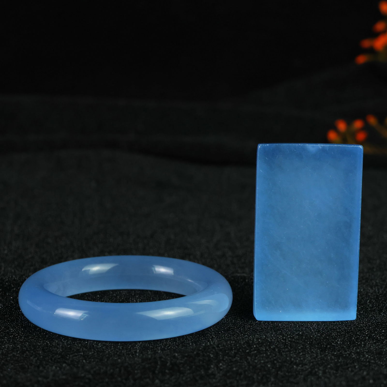 Perfectly crafted high-quality ice crystal carving [Peaceful Matter Plaque]: This perfectly crafted, high-quality ice-type jadeite pendant is exquisitely carved. The base is pure, rich, clean, and translucent with a strong fluorescent effect and excellent rigidity. It is icy a