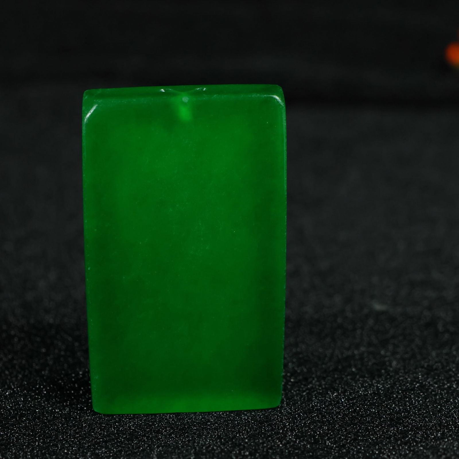 Perfectly crafted high-quality ice crystal carving [Peaceful Matter Plaque]: This perfectly crafted, high-quality ice-type jadeite pendant is exquisitely carved. The base is pure, rich, clean, and translucent with a strong fluorescent effect and excellent rigidity. It is icy a