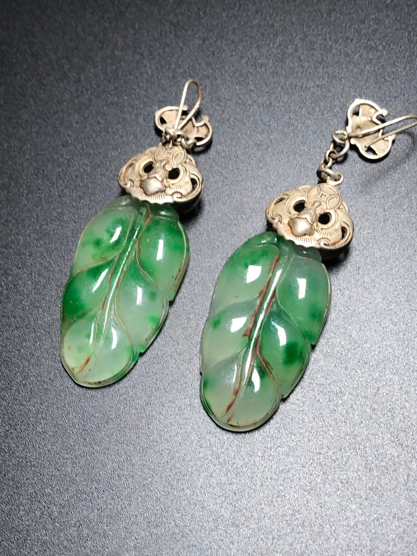 pair of jadeite earrings with gold branches and leaves from an old collection: pair of jadeite earrings with gold branches and leaves from an old collection Provenance:Private collection, Liverpool, The United Kingdom. Our cooperative logistics services provider expertly handles