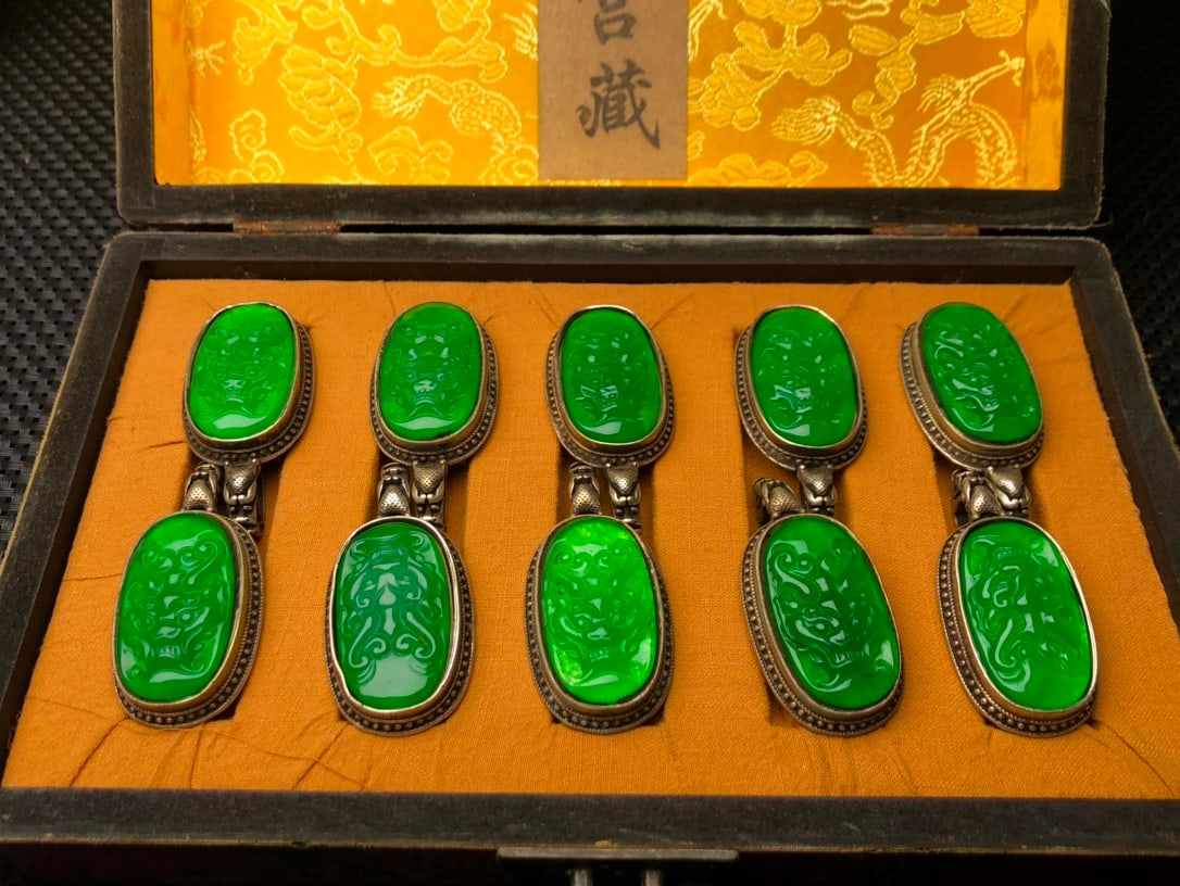 A lacquerware painted wooden box contains a belt buckle inlaid with silver, imperial green, and: The lacquerware painted wooden box contains a silver-inlaid imperial green jadeite belt buckle. The material is of superior quality, icy and translucent, with a full green color and beautiful color. I