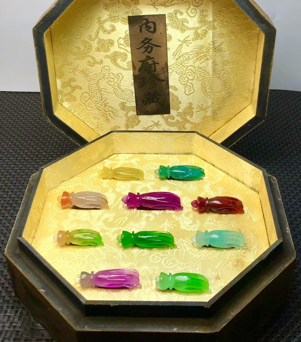 A high-quality, multicolored jade Buddha's hand pendant is hidden inside a lacquered, painted wooden: Inside the lacquerware painted wooden box is a high-quality, multicolored jadeite Buddha's hand pendant. The material is of superior quality, icy and translucent, with full color and clarity. It is th