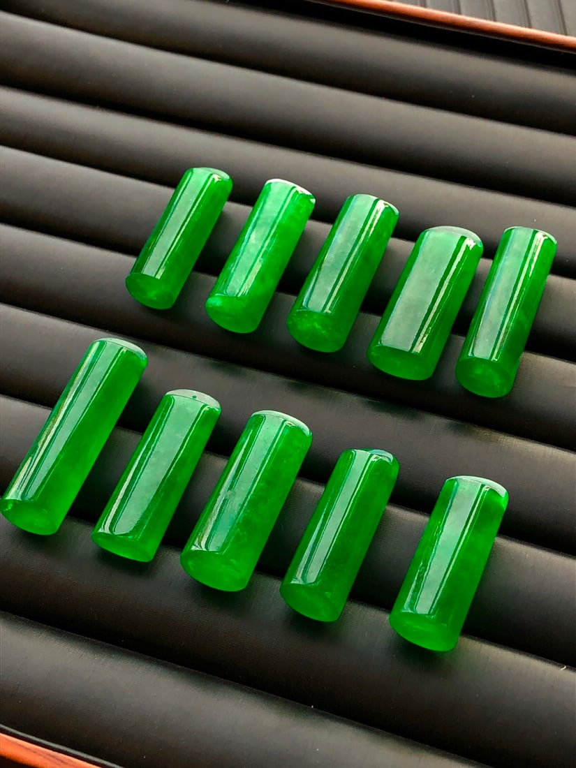 Imperial Green High-Ice Jadeite Collar Pendant: Imperial green high-ice jadeite collar pendant, made of superior material, icy and translucent, full green and clear, beautiful color, oily patina, complete and in perfect condition. Provenance:Privat