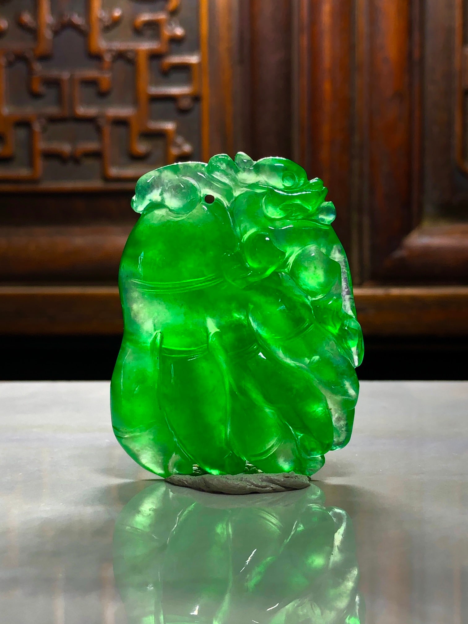 Imperial Green High-Ice Jadeite Longevity Pendant: This imperial green jadeite pendant, made from superior materials, is icy and translucent, with a full, clear green color. It features a three-dimensional double-sided relief carving, beautiful color,