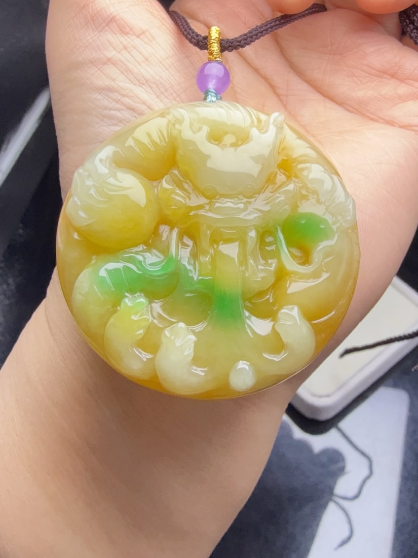 Jadeite Tricolor "Dragon Pendant": This tricolor jadeite "dragon pendant" is of top-quality, with fine texture, exquisite three-dimensionality, thick and full appearance, and is flawless without any cracks. Provenance:Private collectio