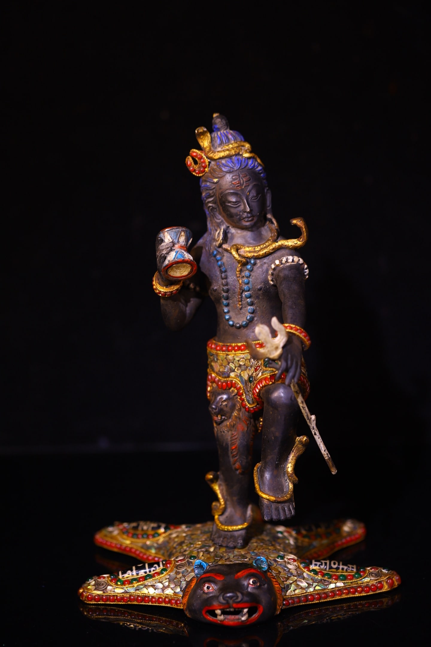 Handcrafted from Tibetan Lima copper, engraved and inlaid with jewels and Shiva.: This is a handcrafted piece made of Lima copper from Tibet, engraved and inlaid with jewels and gemstones, depicting Shiva. It measures 29 cm in height, 21 cm in width, and weighs approximately 1850