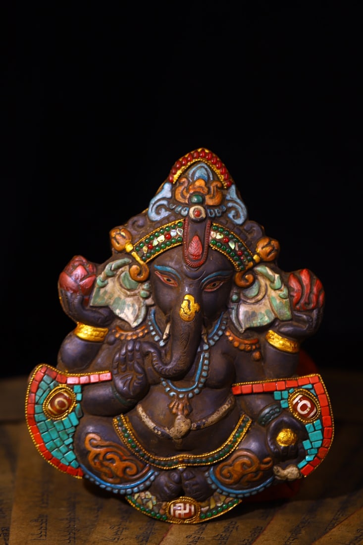 Tibetan-style bronze painted and inlaid with jewels and gemstones, featuring an: A Tibetan-style bronze painted and inlaid dzi bead, featuring an elephant trunk-shaped wealth deity, is 20 cm high, 17 cm wide, and weighs approximately 1600 g. Provenance:Private collection from a pr