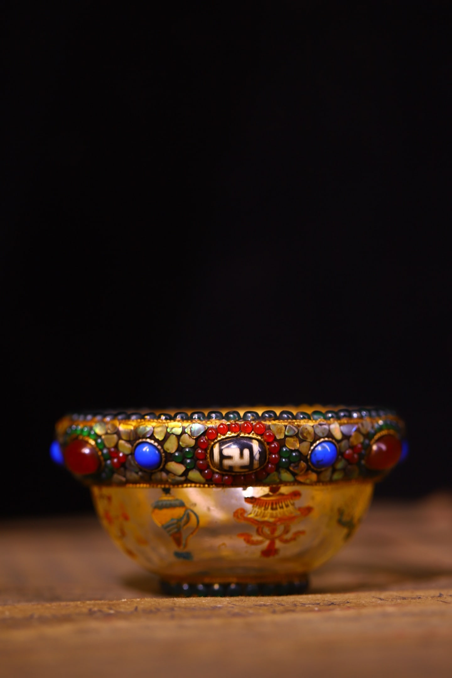 Tibetan crystal carving and gemstone inlaid offering bowl: A Tibetan-style crystal carving and gemstone offering bowl, inlaid with dzi beads, weighing approximately 330g (5cm high, 10cm wide). Provenance:Private collection from a professor in Newcastle Univer