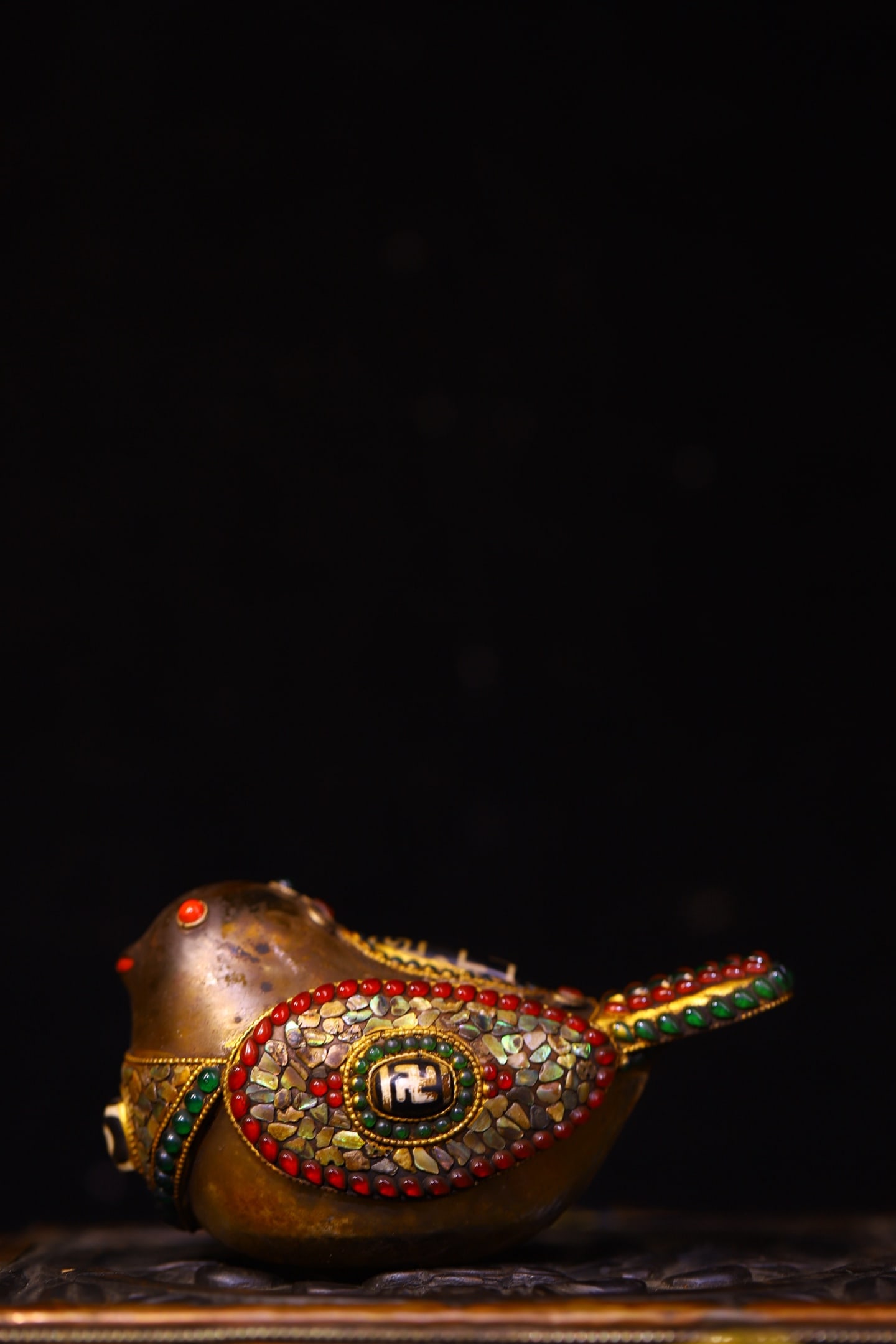 Tibetan region repatriated crystal carvings inlaid with jewels and gemstones birds: Tibetan-style crystal carving, inlaid with dzi beads, gem bird, 7cm high, 13cm wide, weighing approximately 300g. Provenance:from the collection of George Stopher, Kent, purchased from P&M Waldo Antiq