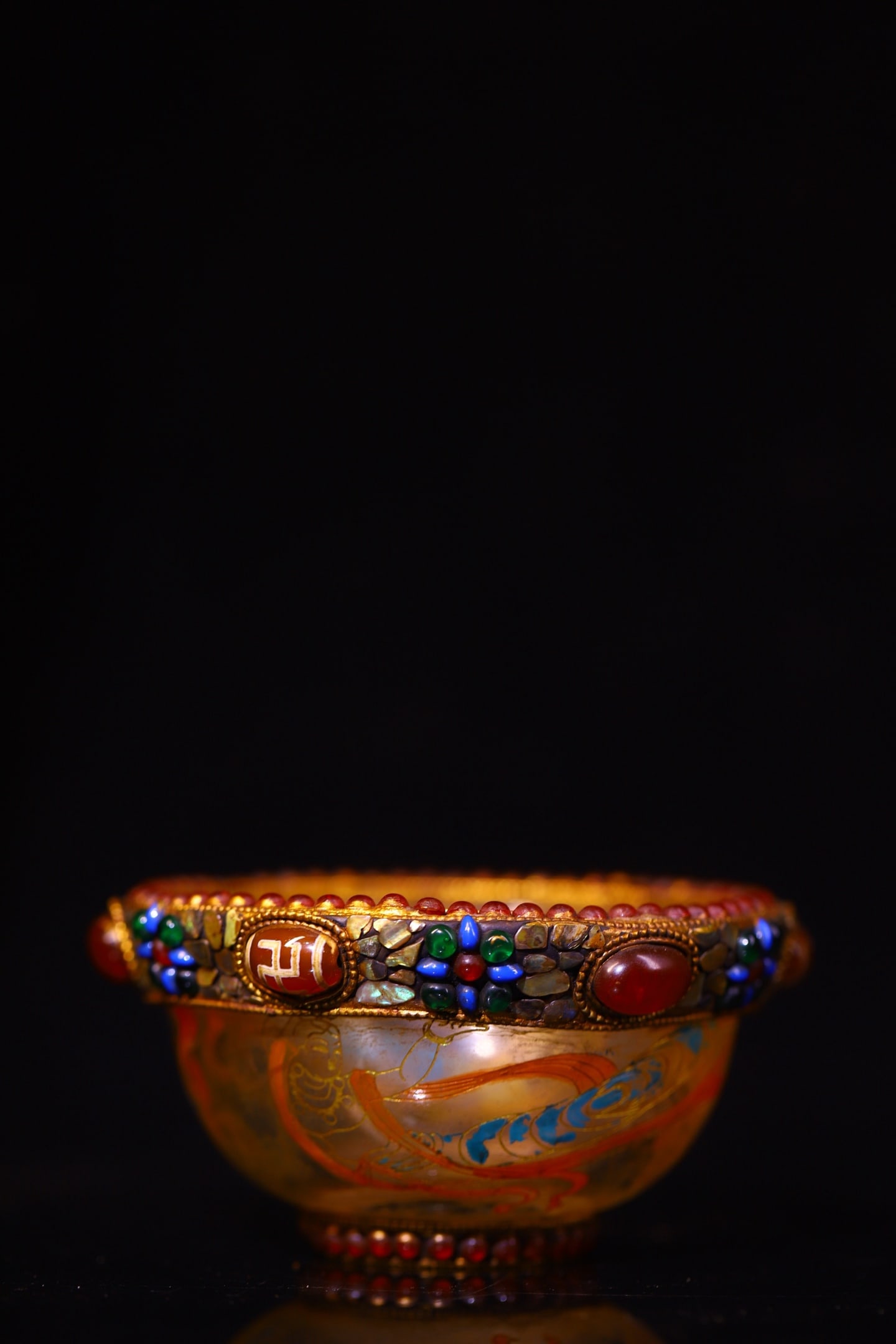 Tibetan crystal carving and gemstone inlaid offering bowl: A Tibetan-style crystal carving and gemstone offering bowl, inlaid with dzi beads, weighing approximately 230g (height 5cm, width 10cm, weight 230g). Provenance:from the collection of George Stopher,