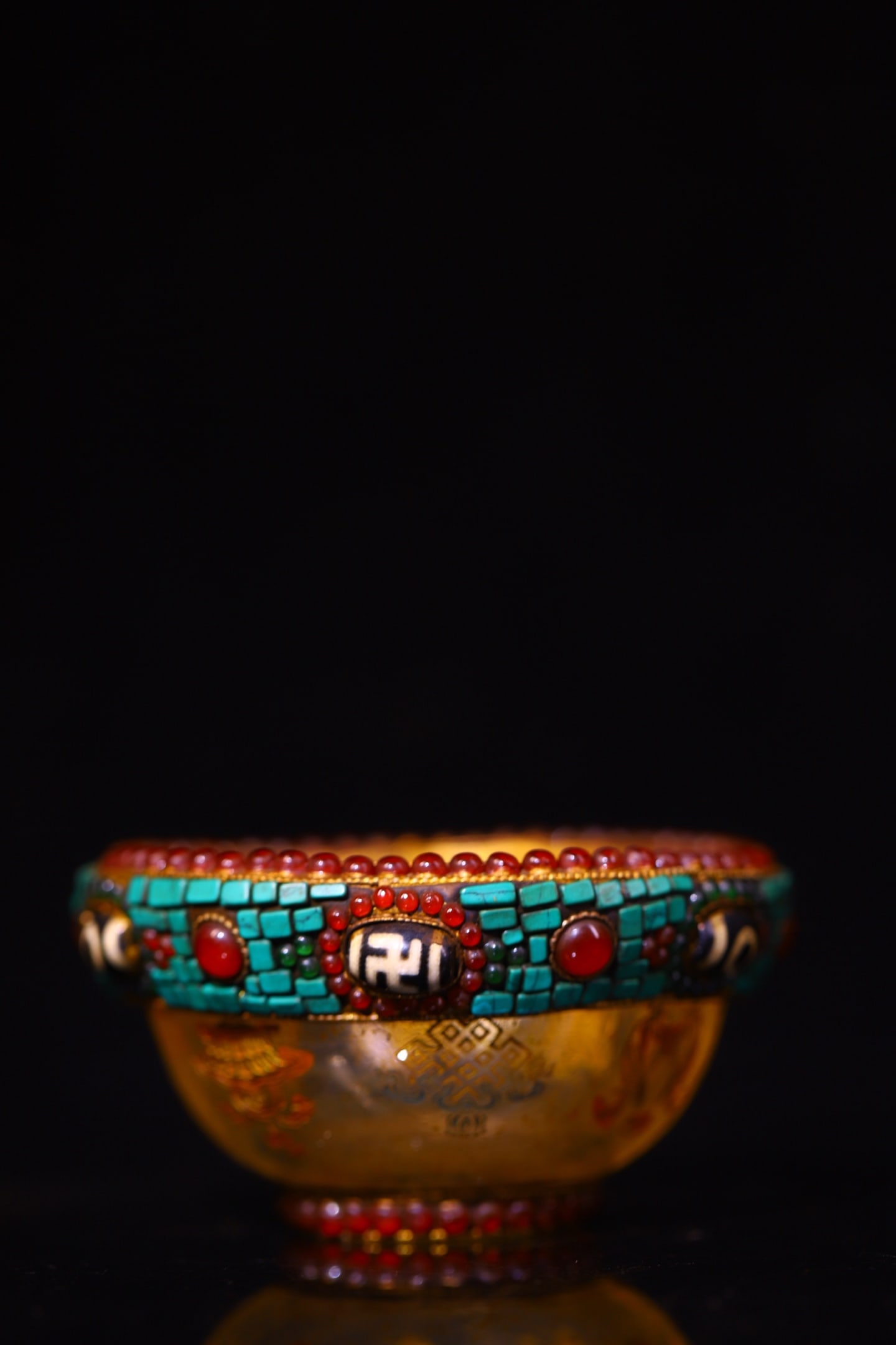 Tibetan crystal carving and gemstone inlaid offering bowl: A Tibetan-style crystal carving and gemstone offering bowl, inlaid with dzi beads, weighing approximately 230g (height 5cm, width 10cm, weight 230g). Provenance:from the collection of George Stopher,
