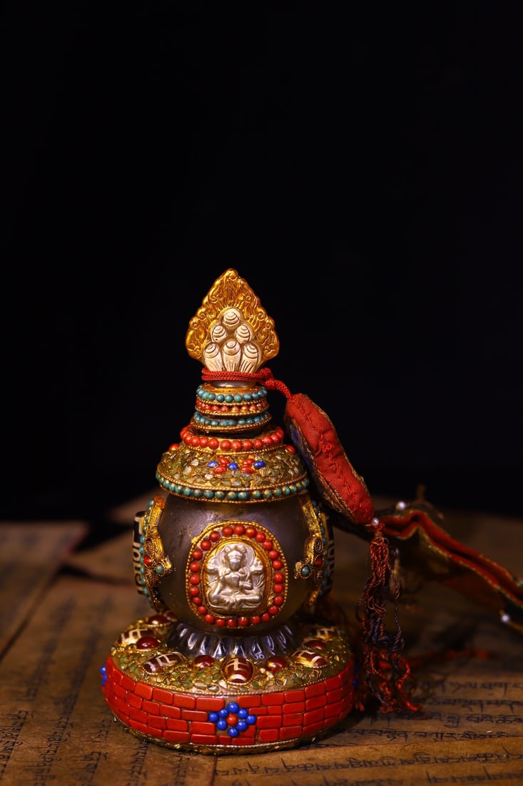Tibetan crystal carving and inlaid jewel treasure jar: A Tibetan-style crystal carving, inlaid with dzi beads, and a gemstone jar, 16 cm high, 8.5 cm wide, and weighing approximately 780 g. Provenance:from the collection of George Stopher, Kent, purchased