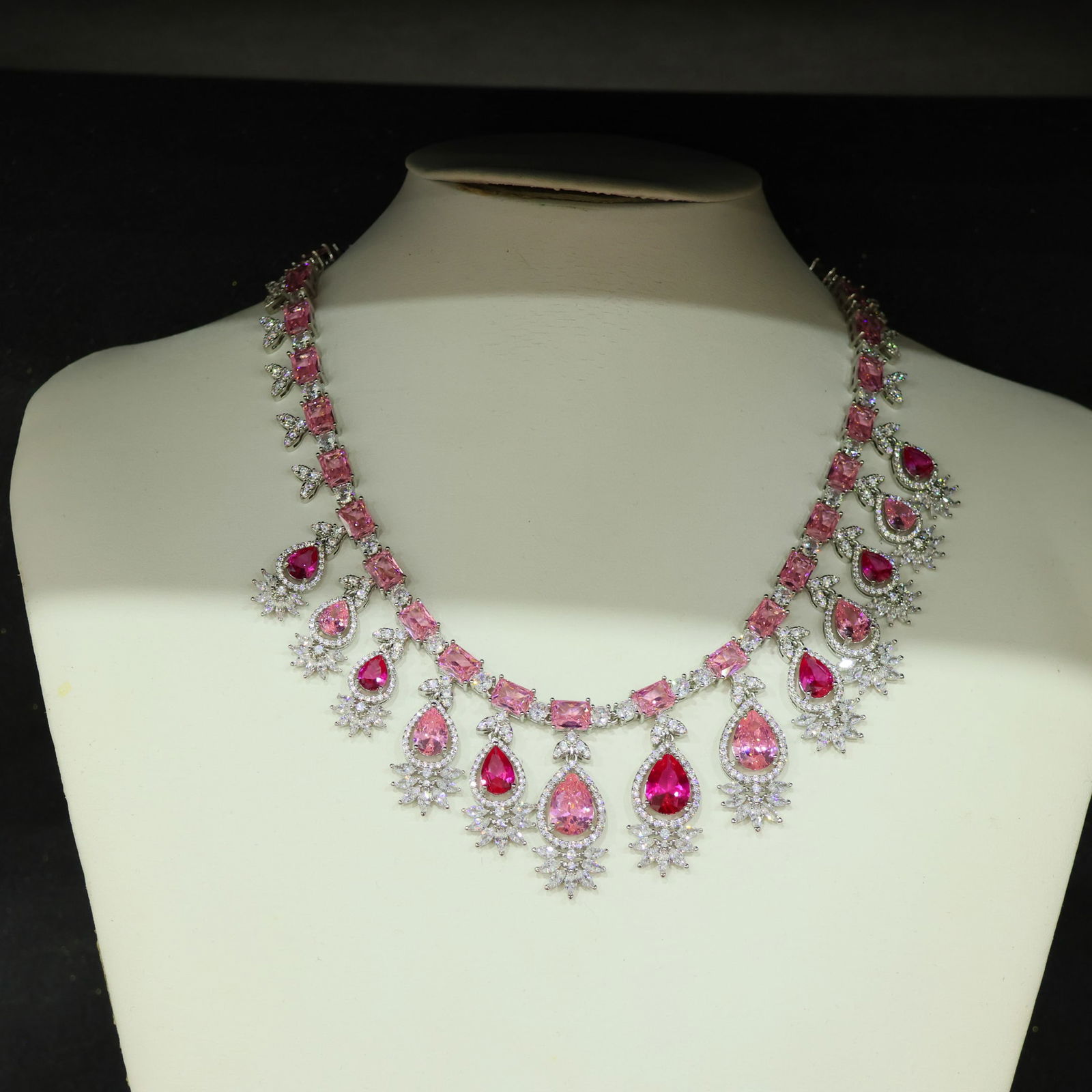 Perfectly crafted high-grade ice crystal diamond necklace: A perfectly crafted, high-quality diamond necklace. The diamonds are pure, rich, clean, and transparent with a strong fluorescence and excellent rigidity. They are icy and translucent, truly icy and c