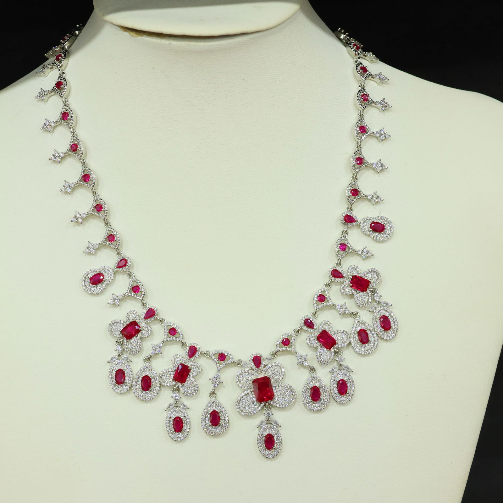 Perfectly crafted high-grade ice crystal diamond necklace: A perfectly crafted, high-quality diamond necklace. The diamonds are pure, rich, clean, and transparent with a strong fluorescence and excellent rigidity. They are icy and translucent, truly icy and c