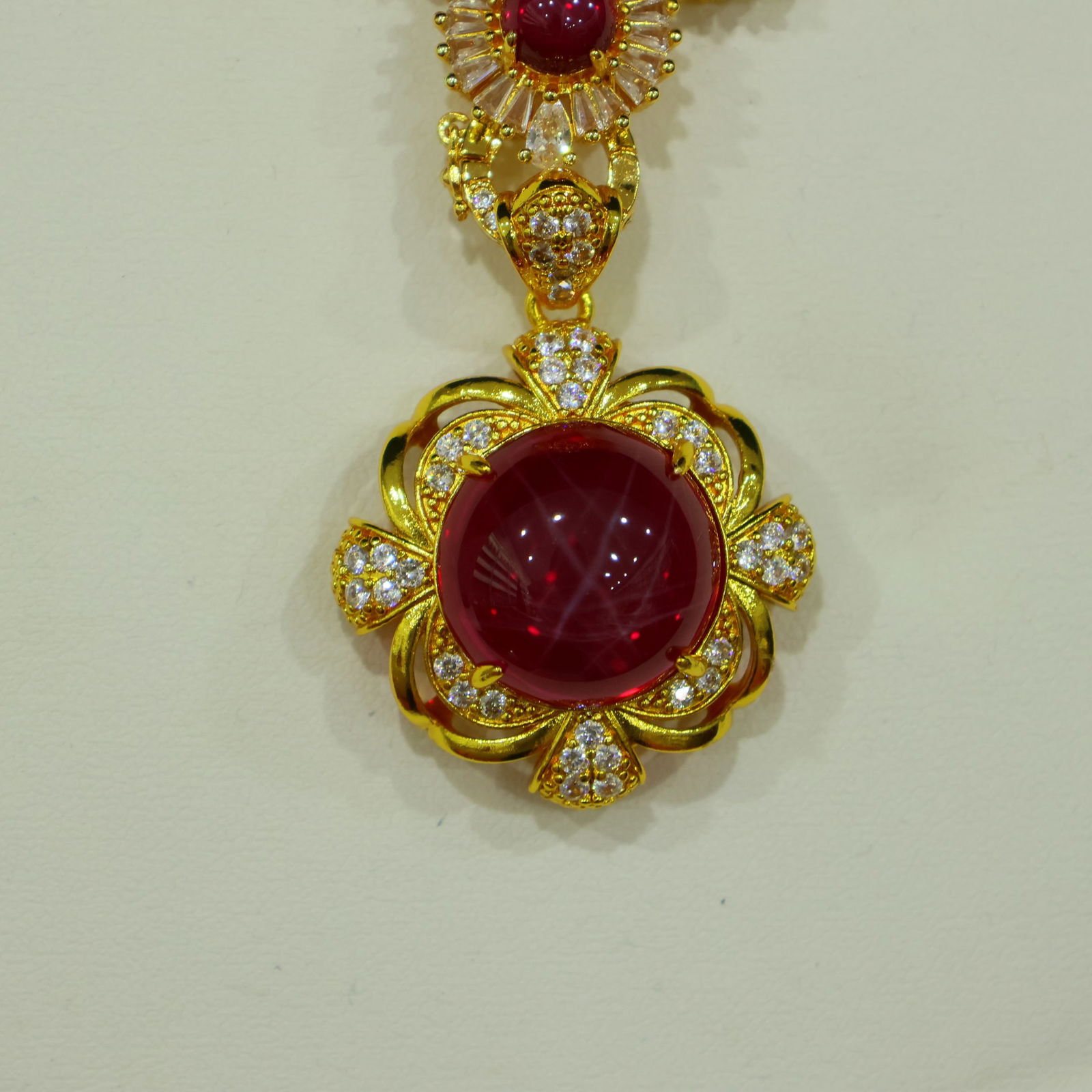 Perfectly crafted high-grade ice crystal diamond necklace: A perfectly crafted, high-quality diamond necklace. The diamonds are pure, rich, clean, and transparent with a strong fluorescence and excellent rigidity. They are icy and translucent, truly icy and c