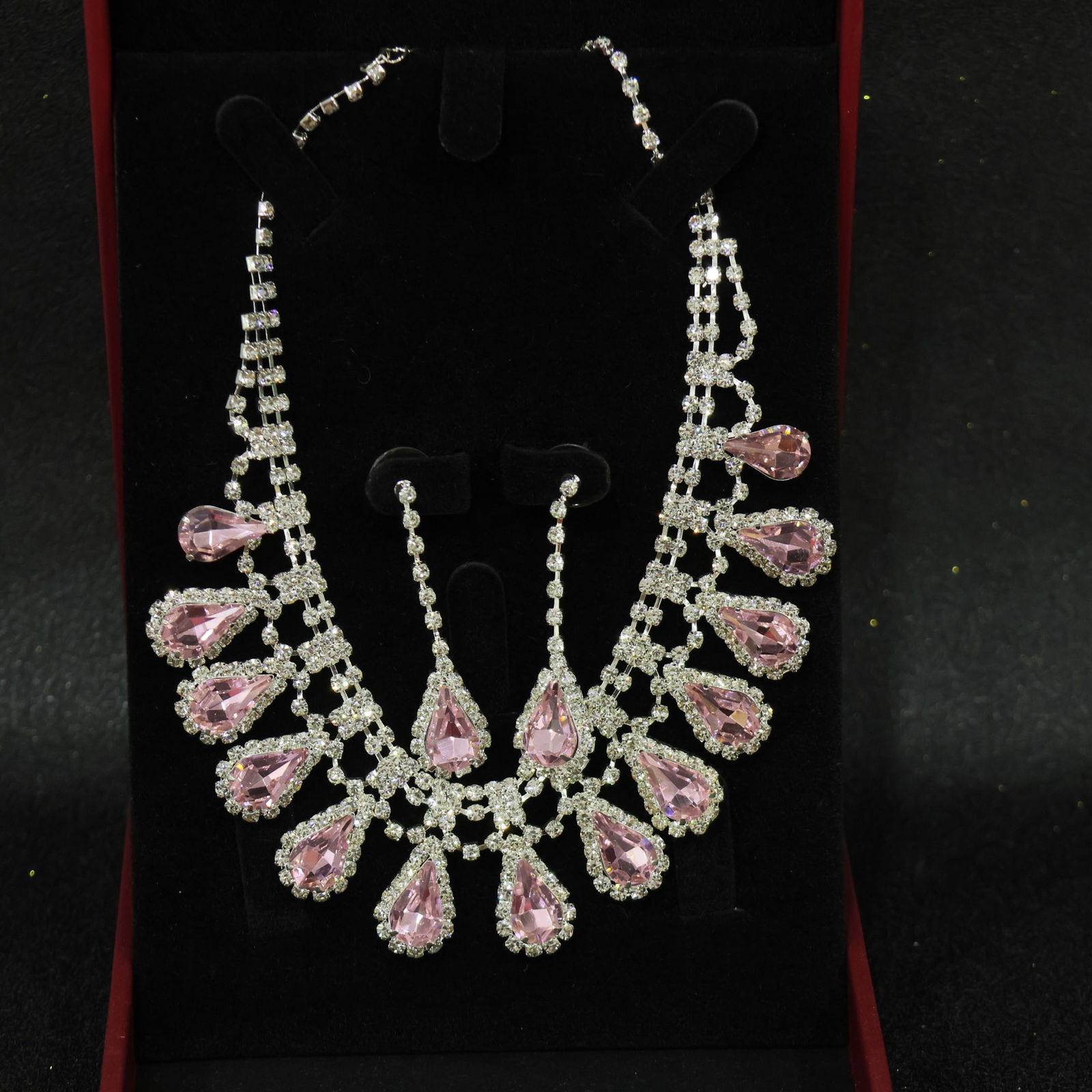 Perfectly crafted high-quality icy diamond necklace set (two pieces): Perfectly crafted high-grade icy diamond necklace set (two pieces). The base is pure, rich, clean, and transparent with strong fluorescence and excellent rigidity. It is icy and translucent, a true ic