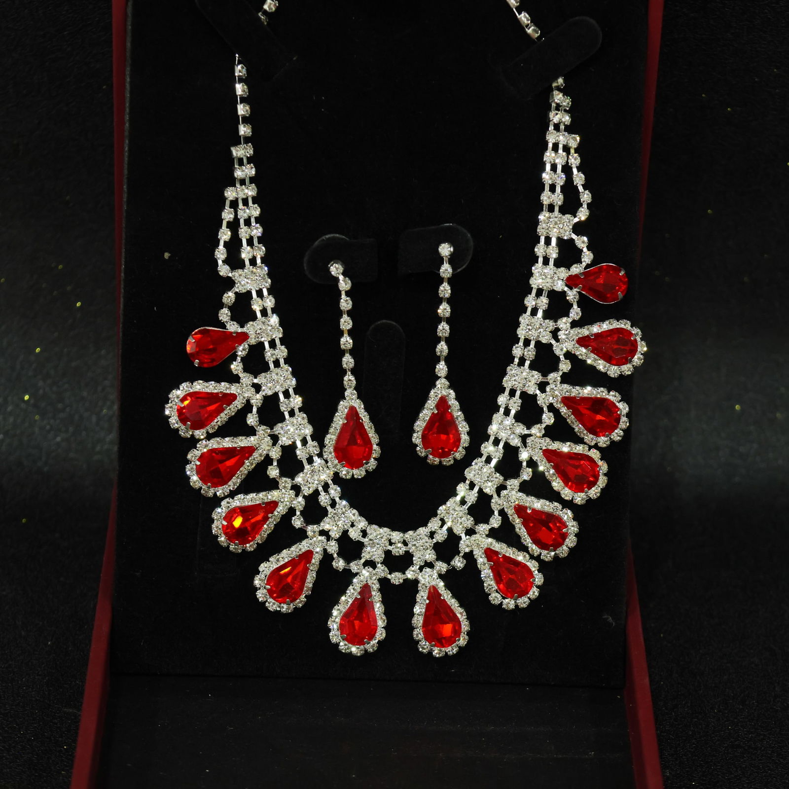 Perfectly crafted high-quality icy diamond necklace set (two pieces): Perfectly crafted high-grade icy diamond necklace set (two pieces). The base is pure, rich, clean, and transparent with strong fluorescence and excellent rigidity. It is icy and translucent, a true ic