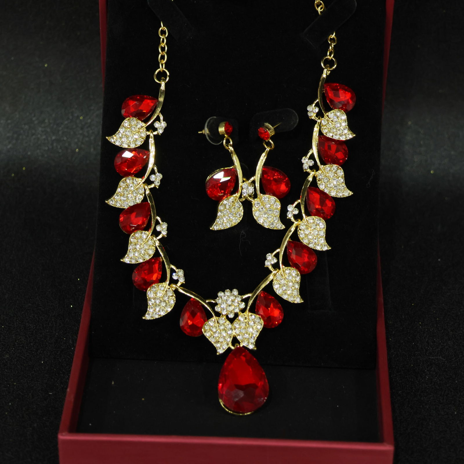 Perfectly crafted high-quality icy diamond necklace set (two pieces): Perfectly crafted high-grade icy diamond necklace set (two pieces). The base is pure, rich, clean, and transparent with strong fluorescence and excellent rigidity. It is icy and translucent, a true ic