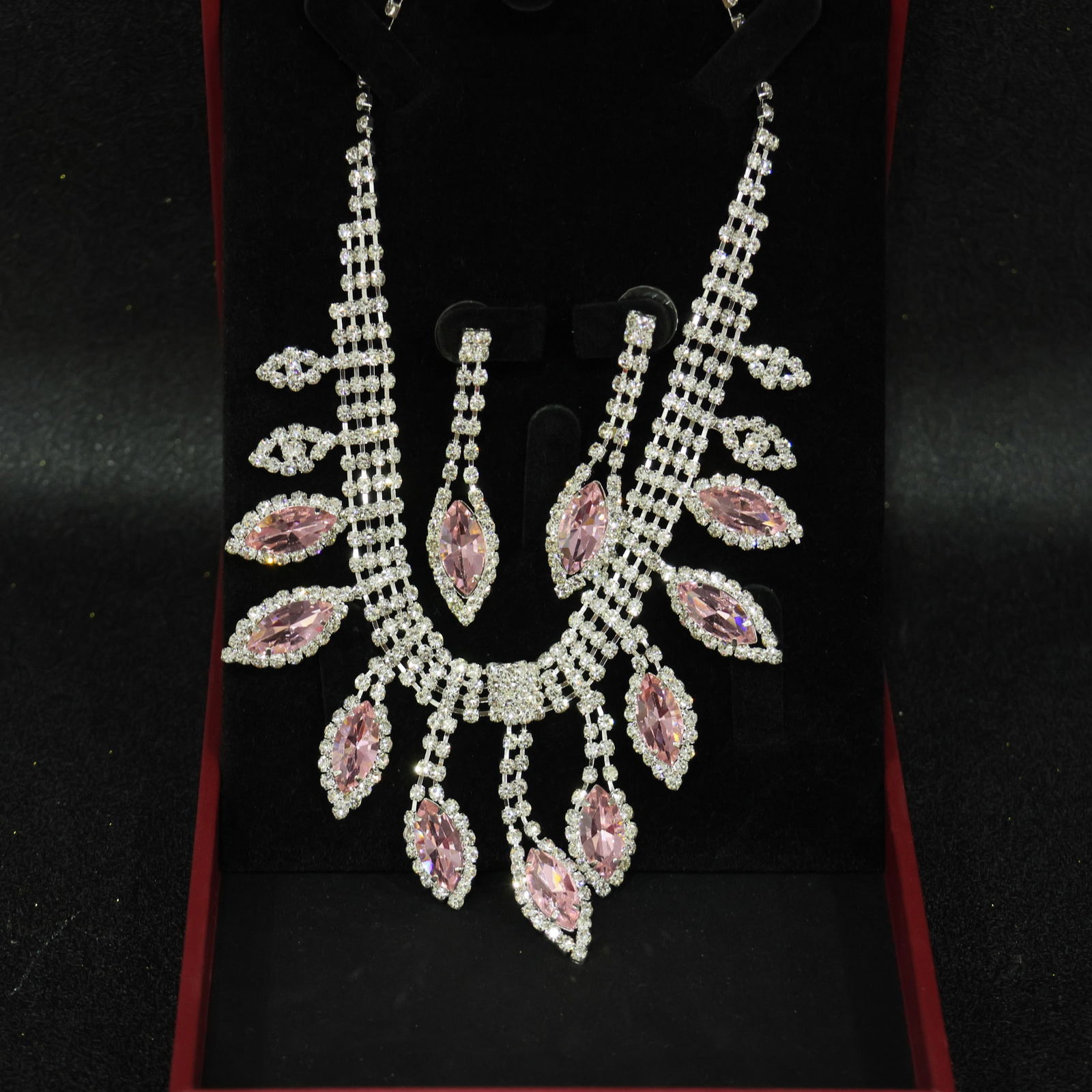 Perfectly crafted high-quality icy diamond necklace set (two pieces): Perfectly crafted high-grade icy diamond necklace set (two pieces). The base is pure, rich, clean, and transparent with strong fluorescence and excellent rigidity. It is icy and translucent, a true ic