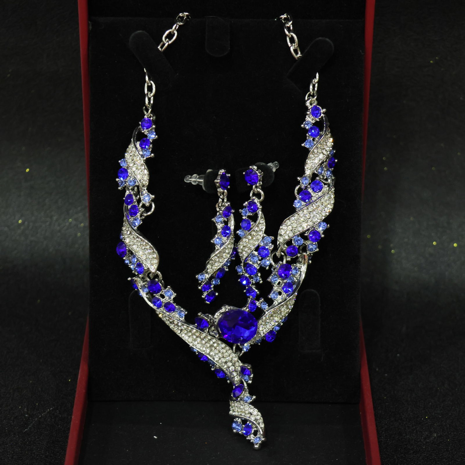 Perfectly crafted high-quality icy diamond necklace set (two pieces): Perfectly crafted high-grade icy diamond necklace set (two pieces). The base is pure, rich, clean, and transparent with strong fluorescence and excellent rigidity. It is icy and translucent, a true ic