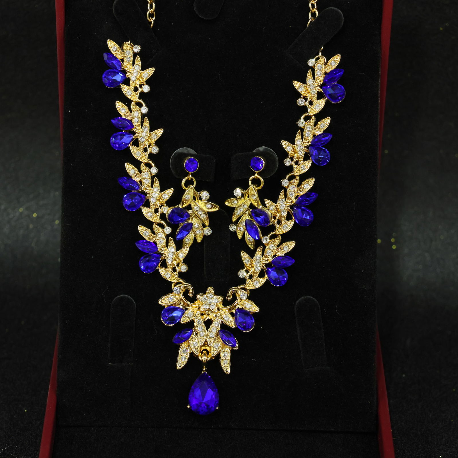 Perfectly crafted high-quality icy diamond necklace set (two pieces) (1 of 9)